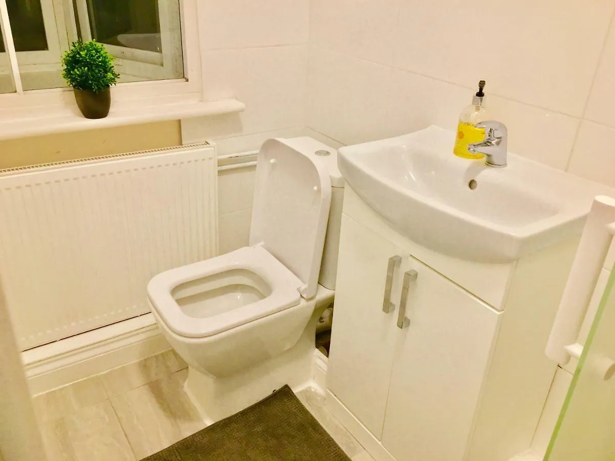 London Luxury Ensuite Apartment Ilford