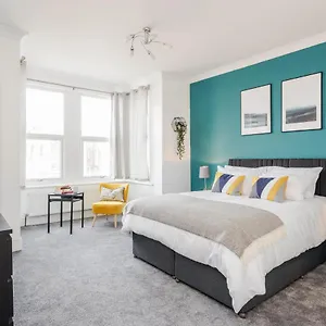 The Redcliffe 2 Bedroom, Sleeps 5 & Parking By Damask Homes , Ilford United Kingdom